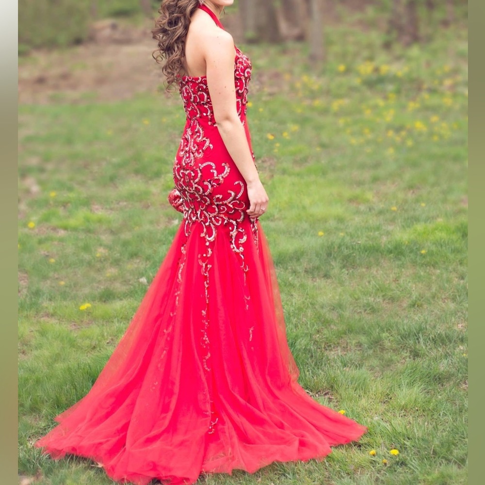 Red, mermaid-style prom dress, size 6. Brand: Splash. Purchased from Henri’s